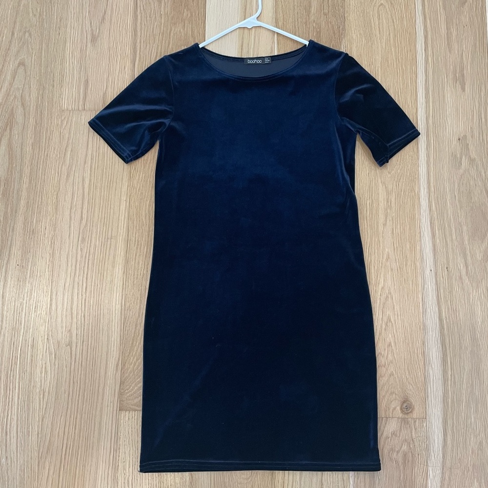 Boohoo straight cut velvet mini dress